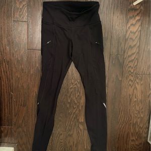 Lululemon leggings, two zippered pockets and reflective details.